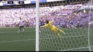 「えぐい」元日本代表が見せた神の左手！浦和・西川周作の美しすぎるワンハンドセーブの瞬間　絶体絶命を救った超絶プレーにファン歓喜「これ止めれるの」「西川が神すぎる」