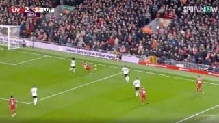 「変態キック！」「速すぎるだろ」リバプール遠藤航の“頼れる相棒”が衝撃の超高速ボレークロスを炸裂した瞬間　アルゼンチン代表MFの“天才的スーパーアシスト”にスタジアム騒然！