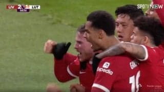 「めちゃくちゃ怖い！」「怒ってる？」リバプール遠藤航の気合いが入りすぎている衝撃シーン　逆転ゴールの歓喜の輪の中で表情がスゴすぎる瞬間