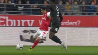 「速すぎて見えねえ…」「エグすぎる」伊東純也が爆速ドリブル→美しい“超高速グラウンダークロス”を炸裂した瞬間　ゴール前まで一瞬で切り裂いたスーパーアシスト