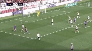 「オフサイドだよｗ」浦和・酒井宏樹、微妙な立ち位置に“オフサイド”アピールも「選手は触ってない」「これは関与してるだろ」プレー続行の判定にファン意見分かれる