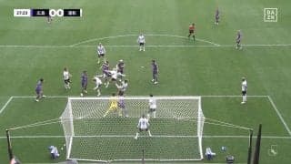 「ハンドだな」「ないない」Jリーグ開幕戦でVAR発動の瞬間　浦和・ショルツに“ノーハンド”判定されるも「当たってるで」「これは取れない」難しい判定にファンの意見が真っ二つ