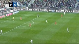 「追いつくのかよ！」「速すぎるだろ…」浅野拓磨が爆速スピードでGKに襲いかかる瞬間　相手DFがバックパス→前線から一気に“鬼プレス”