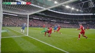 「日本人の誇り」「もはや伝説」リバプール遠藤航がゴール前の大ピンチを阻止する“高速タックル”を炸裂した瞬間　カラバオ杯優勝に導いた“鉄人”に海外メディアが高評価