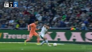 「追いつくのかよ！」「速すぎるだろ…」浅野拓磨が爆速スピードで“鬼プレス”を炸裂した瞬間　相手が倒れてファウル要求→線審が見抜いてシミレーション判定