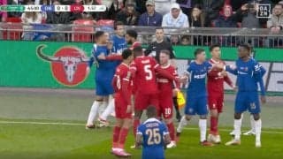 大乱闘が発生！遠藤航も仲裁に入る緊急事態… リバプールvsチェルシー両軍が入り乱れる衝撃シーン　殺人タックル炸裂→激しい“どつきあい”が起きた瞬間