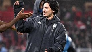 隣で聞いていた南野拓実も思わず笑顔！大活躍の南野をチームメイトがロッカールームで大絶賛