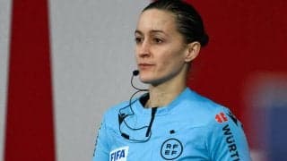 ラ・リーガで副審がカメラと激突し大量出血の大事故…審判委員会はリーグに怒り「すでに何度も警告していた」