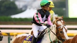 美少女があやつるステッキワークの動画が話題…ルメール騎手もいいね