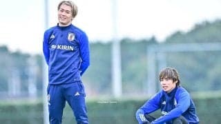 「おそろのヘアバンドしてる〜!!」伊東純也と中村敬斗の「お揃いの黄色いヘアバンド姿」にファンの視線集中！「めちゃ似合ってる」と話題の共通ポイント