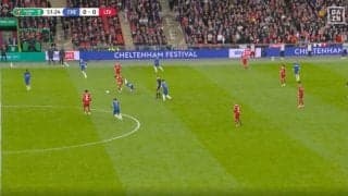 「吹っ飛ばした！」「勝負ついたな」遠藤航が“因縁の宿敵”を潰す→返り討ち“強烈タックル”を炸裂した瞬間　リバプールを裏切った男に完全勝利でファン大興奮！