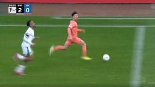 「一瞬で消えた！」「ありえねえ…」最高時速34キロ超え！浅野拓磨が“異次元スピード”の爆速ドリブルを炸裂した瞬間　速すぎる全力ランニングにスタジアム騒然