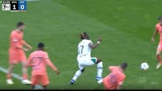 “疑惑の判定”に批判殺到！「そりゃ怒るだろ」「何がファウル？」足を踏んだ方がPKをもらう“謎プレー”が炸裂した瞬間　監督もGKもブチギレ！オンフィールドレビューなしで物議を醸す