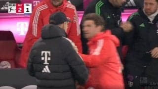 「大丈夫かよ」「ヤバくない？」“不仲説がある2人”を現地カメラが映した… チームのレジェンドが退任決定の監督に近づいた瞬間　試合終了間際のシーンに視聴者騒然！