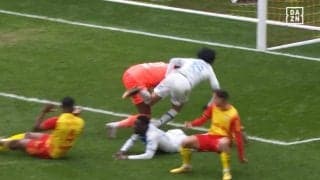 「モナ王突撃！」南野拓実、爆速ダッシュでPK獲得の迫力シーン！味方FWがクラッシュも諦めない→相手GKより一瞬だけ早くボールに触れて殊勲「惚れた」「タキしかかたん」