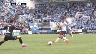 「明後日むいてるw」元日本代表・川島永嗣を欺く股抜き“ノールック”シュート炸裂！ 立ちはだかる守護神の目前であからさまに目線をそらしながら完璧フィニッシュの瞬間「ノールック過ぎる」