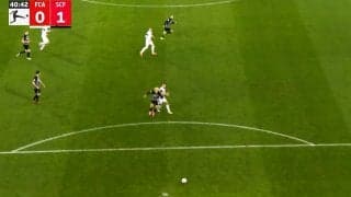 「ふざけるな！」「わざとだろ」堂安律が狙い撃ちされる…ボール関係なしに無用な危険チャージを仕掛けたアウクスブルクFWにファン激怒「ひど」「どつかれた」