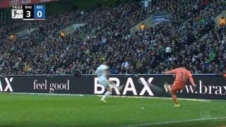 スタジアム騒然！「めっちゃ上手い」「走るだけじゃねえ！」浅野拓磨が爆速ドリブルでサイド突破→美しい“高精度クロス”を炸裂した瞬間　ゴールを呼び込んだアシスト未遂