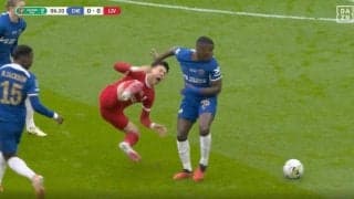 危険プレーに批判殺到！「悪質すぎるだろ」「退場させろよ！」リバプール遠藤航が“因縁の宿敵”から殺人タックルを食らう瞬間　ケガ人を続出させる“潰し屋”にファンがブチギレ