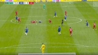 「日本のサムライ」「なんて選手だ…」リバプール遠藤航が激しい潰し合いに勝利→“決死のスライディングパス”を炸裂した瞬間　解説者を唸らせた局面を変えた一撃