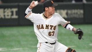 巨人22歳の“座ったまま牽制”に騒然「えぐいなあ」　衝撃の爆肩「メジャーの捕手か」