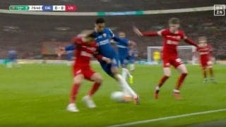 もはや交通事故レベル！「死ぬだろ…」「強すぎるな」 リバプール遠藤航が“捨て身タックル”で爆速ドリブルと正面衝突！　鉄人すぎる“デュエル王”の魂のディフェンス