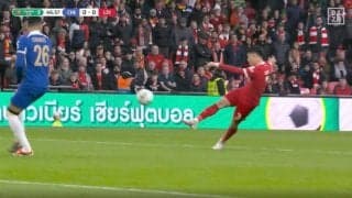 「鳥肌立った」「弾速ヤバすぎる」リバプール遠藤航が豪快な“弾丸ボレーシュート”を炸裂した瞬間　相手ゴールを脅かした強烈な一撃にスタジアム大熱狂！