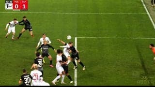 堂安律も見た格闘技クラスの衝撃シーン！顔面に膝と足が直撃→ドイツ代表DFが悶絶…ファウル問題児FWの危険プレーに「大丈夫か？」「いってぇ」などファンも心配