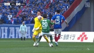 決定機阻止からの「ハンドなの？」J開幕戦、開始3分で起きたバチバチの肉弾戦　ペナルティエリアを飛び出したGKが相手とやりあいイエローカード→FKを奪われた決定的瞬間