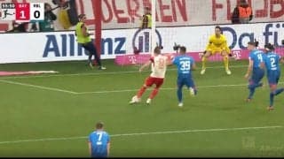 「もはや暴力」「無慈悲すぎる」ボール持たれたらDF陣は絶望しかない… 得点ランキング爆走中！バイエルンの怪物エースFWが冷静すぎるゴールを炸裂した瞬間