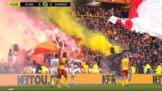 「もはや火事w」南野拓実も困惑…発煙筒の焚きすぎで試合中断となった衝撃シーン！RCランスの熱狂的サポーターにファンも衝撃「なにしてねん」「何も見えない」