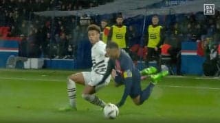 危険プレーに批判殺到！「退場させろよ」「死ぬだろ…」怪物エムバペが爆速ドリブル→背後から殺人タックルで吹っ飛ばされた瞬間　もはや交通事故レベルの超危険プレー