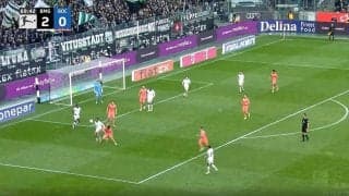 「戻ってきてるのかよ！」「ヒヤヒヤした」浅野拓磨が体を張った“強烈タックル”を炸裂した瞬間　全速力で帰陣→絶体絶命のピンチを阻止した“魂のディフェンス”	