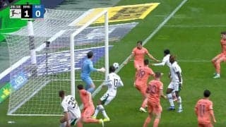 批判殺到！「お前、何してんだよ！」「サボってた？」ありえないミスにGKブチギレ… オウンゴール？公式記録も二転三転した物議を醸すゴールが決まった瞬間