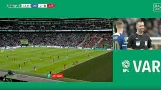 「どこがオフサイド？」「何分かかってんだよ！」“際どすぎるVAR”でゴールが取り消された瞬間　ハンパない緊張感…肉眼では絶対に不可能な“超精密判定”にスタジアム騒然！