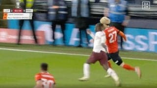 相手が悪すぎた！「死ぬだろ…」「怖すぎる」 ルートン橋岡大樹がいきなり爆速ドリブル→猛追されて吹っ飛ばされる瞬間　“プレミア屈指の爆速ウィンガー”にスピード勝負