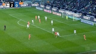 「体強すぎだろ！」「修羅場の数が違う」ジャガー・浅野拓磨が強靭すぎるフィジカル能力を炸裂した瞬間　相手選手を背負ってもボール失わない驚異の“鬼キープ”