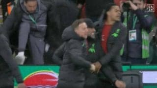 放送事故レベル！「ヤバい奴が映ってる」「怖っ…」ケガ人を突き飛ばして大爆走→ベンチ外からピッチに猛ダッシュする瞬間　負傷欠場のリバプールFWがヤバすぎる行動