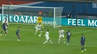 「変態スピード！」「一瞬で消えた…」世界最高FWが高速フェイントで股抜き→爆速突破の“異次元テクニック”を炸裂した瞬間　怪物エンバペが相手DFと1対1でレベルの違いを見せる