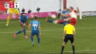 「変態シュート！」「なんでアレが決まる？」逆足で時速70キロ超え！“豪快ダイレクトボレー弾”を炸裂した瞬間　バイエルンの怪物エースFWが強烈な一撃