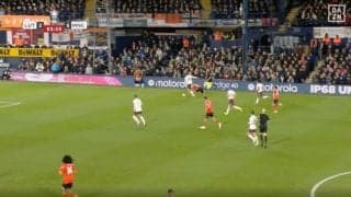 「ファウルだろ！」「完全に潰されたな…」ルートン橋岡大樹がフィジカルバトル→強烈タックルで吹っ飛ばされる瞬間　マンCの超万能DFからの厳しい一撃にスタジアム騒然