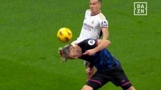 スタジアム騒然の衝撃シーン！危険すぎる“頭部直撃キック”が炸裂した瞬間…報復行為の前兆に？10分後にセビージャFWがマドリードDFの顔面を肘打ち