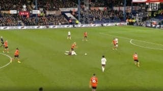 ルートン橋岡大樹が“プレミア最強ドリブラー”を吹っ飛ばした！ 強烈タックル→ボールを奪取した瞬間　デビュー戦での強烈な一撃にスタジアム騒然