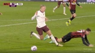 もはや交通事故レベル！「死ぬだろ…」「人が飛んだ」爆速パワードリブルに正面衝突→相手選手が吹き飛んだ！　怪物FWハーランドが超ド迫力シュートを炸裂した瞬間