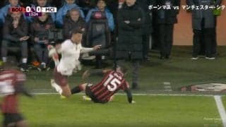 批判殺到！「死ぬだろ…」「なんでお前がキレてんだよ」“殺人タックル”で吹っ飛ばす→まさかの逆ギレした瞬間　一発退場レベルのラフプレーにスタジアム騒然