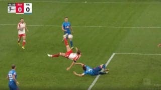 スタジアム騒然！「怖っ…」「マジかよ」ピッチ上の全員が騙された… 意表をついたオーバーヘッドシュートが炸裂した瞬間　バイエルンの怪物エースFWが驚愕の一撃