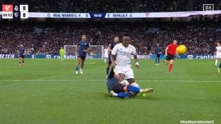 これぞ闘将セルヒオ・ラモス！ 必殺の“ロケットスライディング”を炸裂→元同僚ヴィニシウスを吹き飛ばした瞬間 古巣対戦で燃えた37歳に「さすがや」「ラモスって感じ」