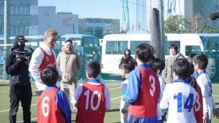 本田圭佑がサプライズ訪問で子どもたちをサポート「プロになるためには……」　“二刀流”で熱血指導「毎回チャレンジしてください」