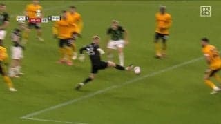 これはキツイ…試合終了間際、攻撃参加したGKが押し込むだけの超簡単シュートを痛恨のミス！残念過ぎる展開に本人と主将が盛大に崩れ落ちる“まるでコント”な瞬間