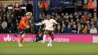 「もはや暴力」「ヒザ破壊！」ルートン橋岡大樹が爆速ドリブル→“超高速カットイン”でブチ抜かれた瞬間　プレミア最強ドリブラーの世界最高レベルの超絶テクニック